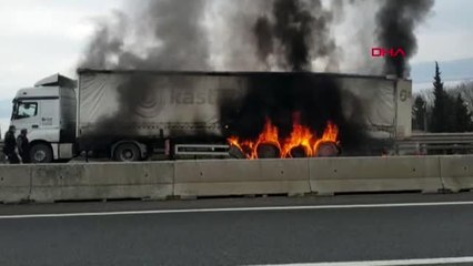 KOCAELİ Lastiği patlayan TIR alev alev yandı