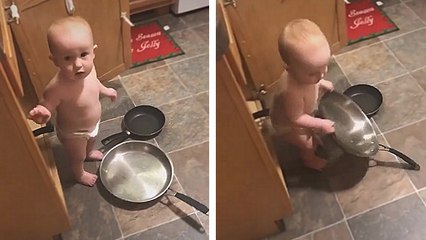 Un bébé prépare à manger