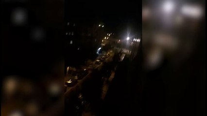 Un ciudadano durante los aplausos a los profesionales sanitarios: "Menos palmas y aprended a votar!"
