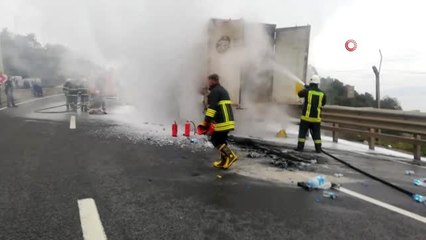 Alev alan tırı küle dönmekten itfaiye ekipleri kurtardı