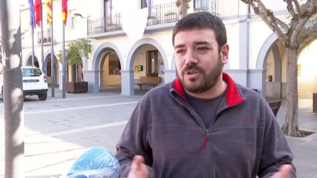 Vecinos de un pequeño pueblo de Barcelona fabrican mascarillas con material donado de fábricas