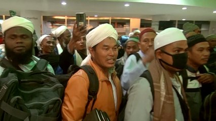 Indonesians refusing to stay home for prayers