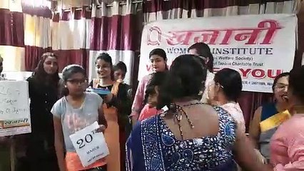 मथुरा: निर्भया कांड के गुनहगारों को फांसी होने की खुशी में बांटी मिठाई