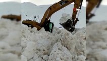 Kar kalınlığının 10 metreyi bulduğu çığ bölgesinde çalışma