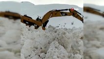 Kar kalınlığının 10 metreyi bulduğu çığ bölgesinde çalışma