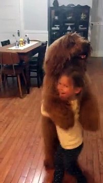 Cette petite fille dansant avec son chien fait chaud au coeur