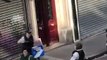 Un policier danse dans la rue pendant le 3ème de confinement (Paris)
