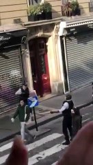 Un policier danse dans la rue pendant le 3ème de confinement (Paris)