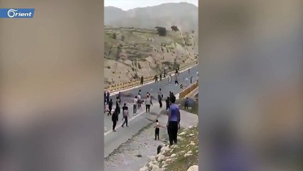 إيرانيون يقطعون طرق مدينتهم خوفاً من كورونا