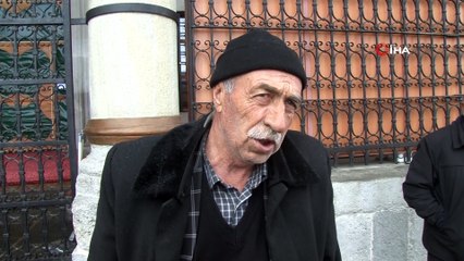 Cuma namazı için camilere gelen yaşlılar kapılarda bekledi