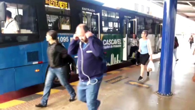 Movimento nos ônibus do transporte coletivo tem grande redução nesta sexta-feira