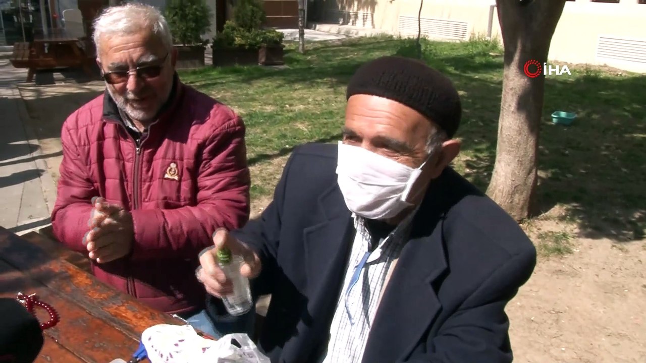 Kahvehaneler kapandı, seyyar satıcıdan çay alıp parklarda sohbet ettiler