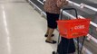 Cette photo bouleversante d’une vieille dame en pleurs devant les rayons vides d’un supermarché montre l’égoïsme de l’être humain