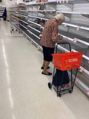 Cette photo bouleversante d’une vieille dame en pleurs devant les rayons vides d’un supermarché montre l’égoïsme de l’être humain