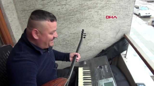 AKSARAY Evinden çıkmayan komşularına balkondan sazla konser verdi, 'Ah korona' şarkısını söyledi