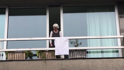 Coronavirus: des draps blancs suspendus aux fenêtres en soutien au personnel médical