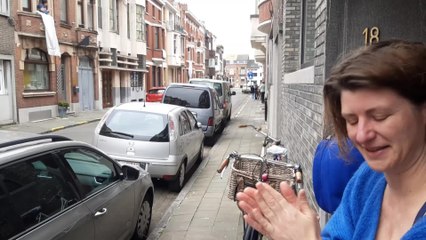 Coronavirus: à midi, les gens applaudissaient de leur porte ou de leur balcon pour exprimer leur solidarité envers le personnel médical