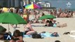 美 해변, 사람 몰리자 폐쇄…자국민에 “해외여행 금지”
