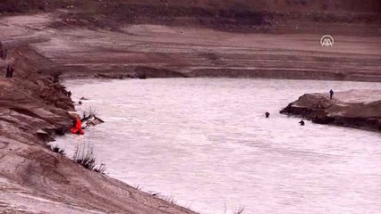 Bottan Munzur Çayı'na düşerek akıntıda kaybolan uzman çavuşu arama çalışmaları sürüyor