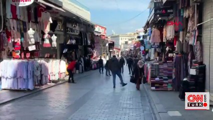 Boş kalan sokaklarda esnaf top oynadı