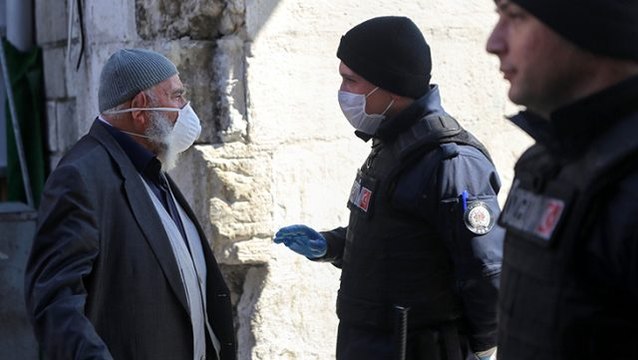 İstanbul'da cuma namazı için camiye gidenleri polis çevirdi