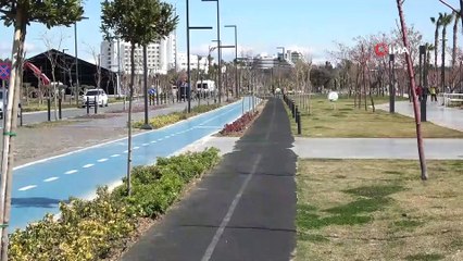 Dünyaca ünlü Konyaaltı Sahili'ni de korona vurdu