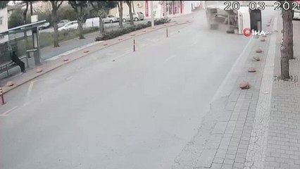 Rahatlığın böylesi... Devrilen midibüs üzerine doğu gelirken kılı bile kıpırdamadı