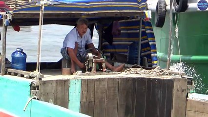 Hai Thanh niên liều mạng Định Bay Qua Cống khi cửa kéo lên- those who risk their lives