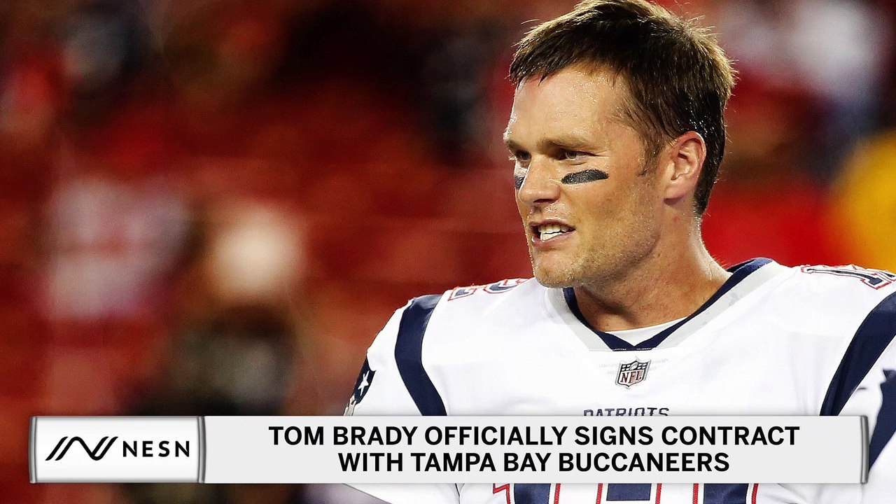 Tom Brady officially signs with the Tampa Bay Buccaneers