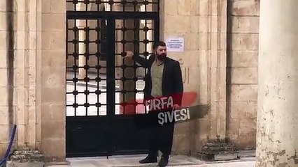 Şanlıurfa'da bir kişi salgın nedeniyle kapalı olan caminin kapısını kırmaya çalıştı