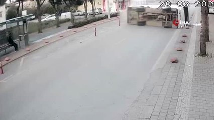 Rahatlığın böylesi... Devrilen midibüs üzerine doğu gelirken kılı bile kıpırdamadı