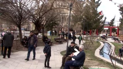 Cami kapısına asılan yazıyı görünce geri döndüler