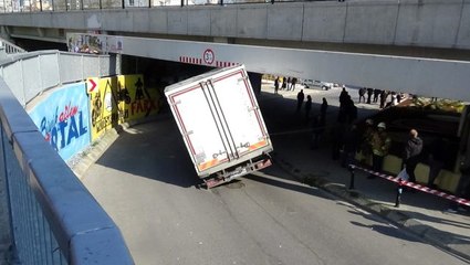 Altgeçitte ilerleyen kamyonet yol ile köprü arasına sıkışarak havada asılı kaldı