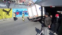 Altgeçitte ilerleyen kamyonet yol ile köprü arasına sıkışarak havada asılı kaldı