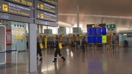 Скачать видео: UME realiza desinfección en el Aeropuerto de El Prat