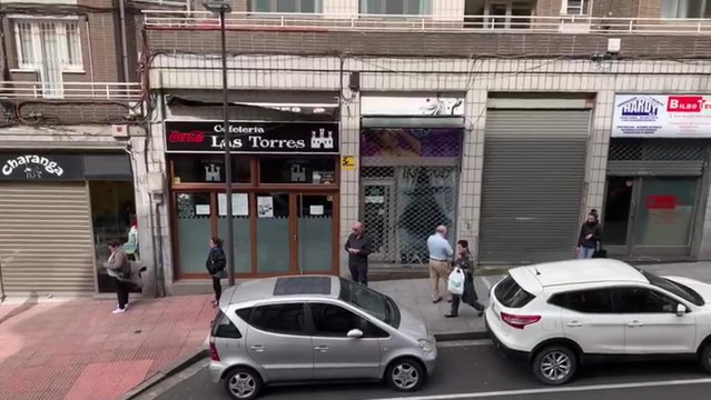 Vecinos vascos guardan las distancias de seguridad ante las farmacias