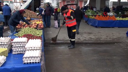 Pazar yerlerinde hem el dezenfektanı uygulaması başladı hem de “14 kural” broşürü dağıtıldı
