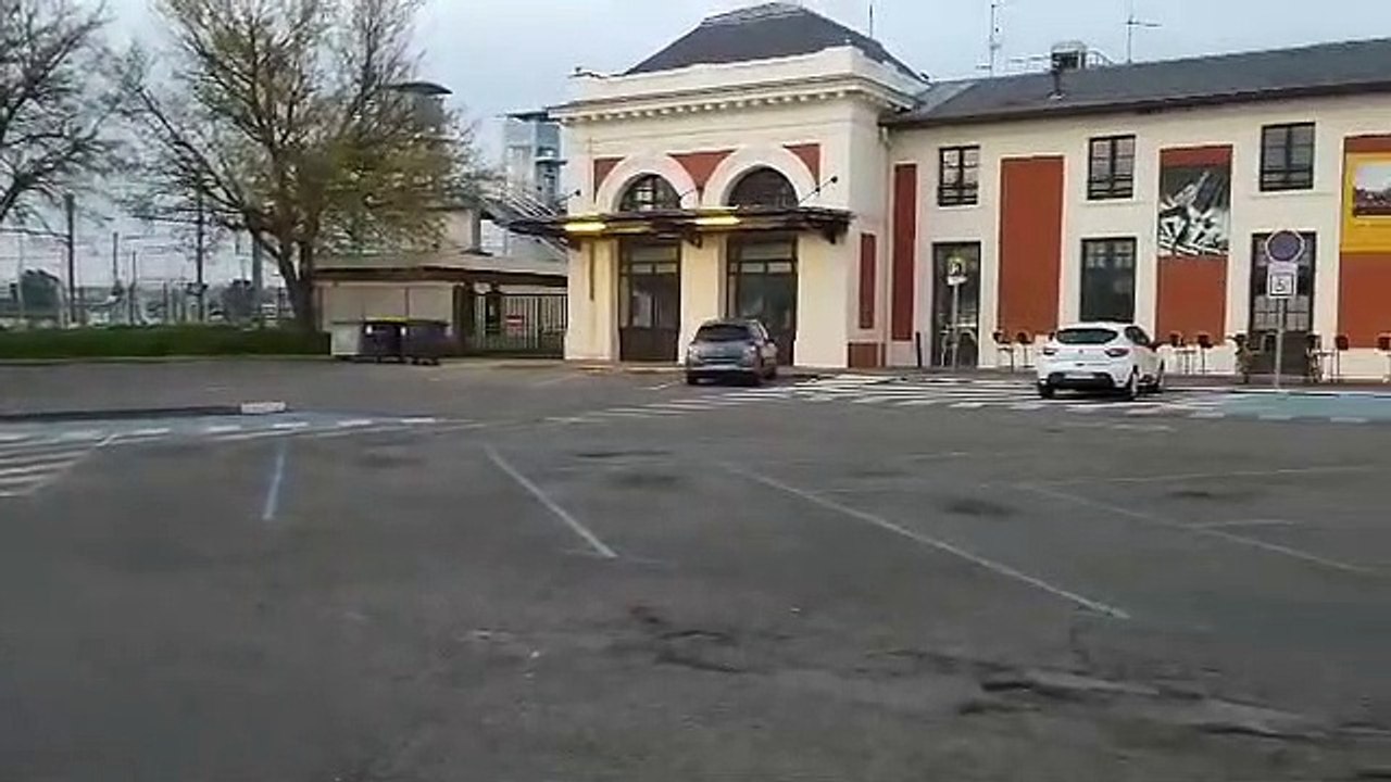 Marmande : le parvis de la gare pratiquement désert à l'heure du dernier train de la journée.