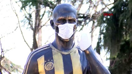 ALEX HEYKELİNE MASKELİ VE ELDİVENLİ KORONAVİRÜS ÖNLEMİ