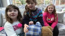 Sophia, Isabella e Alice Lendo Cartas do Natal e Brincando com Brinquedo da Barbie e do Natal