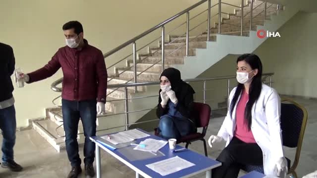 Vali Erin'den üniversiteye hazırlanan öğrencilere kitap desteği