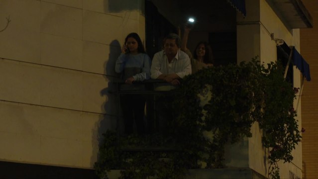 Vecinos de Sevilla se enfrentan al COVID-19 al ritmo de la música