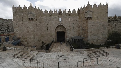 رغم إجراءات شرطة الاحتلال.. المقدسيون يصلون الجمعة بساحات الأقصى