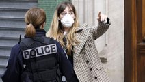 Fransız polisi, koronavirüs salgını nedeniyle kurallara uymayan vatandaşları gözaltına alıyor