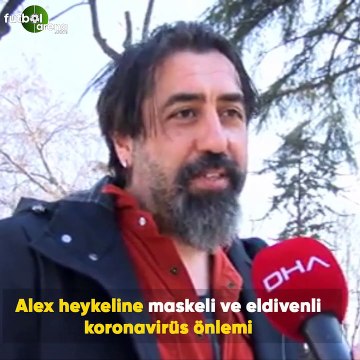 Alex heykeline maskeli ve eldivenli koronavirüs önlemi