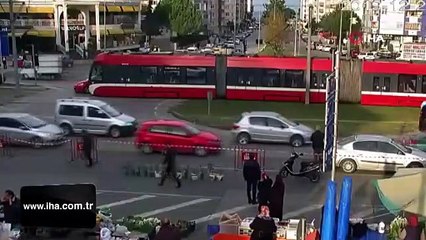 Kural ihlali ve dalgınlık... İşte tramvay kazaları