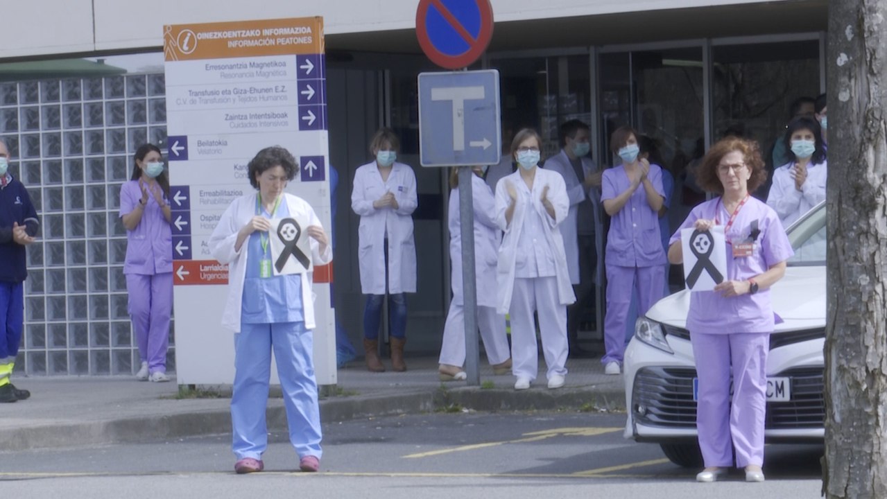 Sanitarios homenajean a la enfermera fallecida y piden más 'Epis'