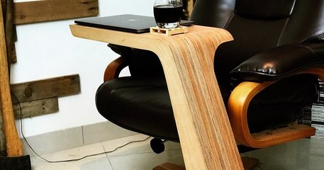 Un homme fabrique une table avec une seule planche de contreplaqué