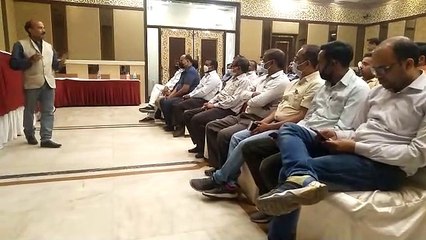 मथुरा: मास्क-सेनेटाइजर की कालाबाजारी, रोक लगाने के लिए केमिस्ट एशोसिएशन की हुई बैठक