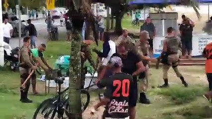 POLÍCIA MILITAR DE SANTA CATARINA DISPENSA MULTIDÃO EM PRAIA 